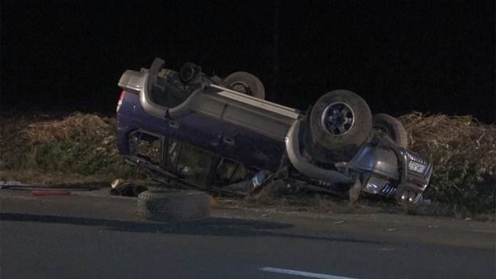 Nehoda medzi obcami Pozba a Podhájska, auto sa prevrátilo na strechu.