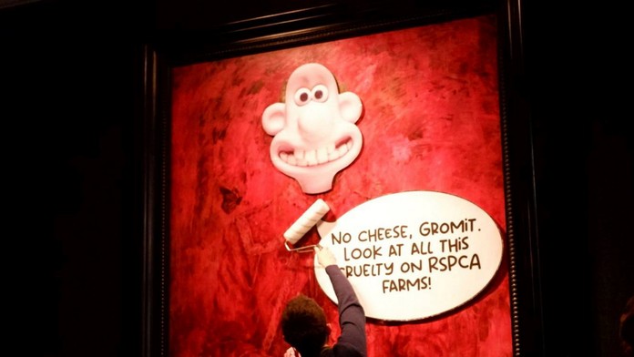 Na snímke polepený oficiálny portrét kráľa Karola III.