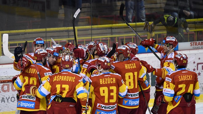 Radosť hráčov Trenčína po víťazstve v prvom zápase štvrťfinále.