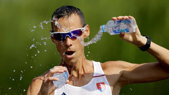 Matej Tóth sa chladí počas za zlatom.