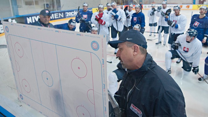 Tréner Zdeno Cíger počas tréningu v hale Športového paláca Jubilejnyj v Petrohrade.