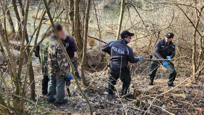 Polícia zistila, čo sa stalo mužovi, ktorého telo našli zakopané v lese v Bernolákove