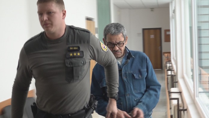 Recidivista našiel 25-tisíc eur pred bytovkou v Trenčíne. Peniaze si ihneď začal užívať