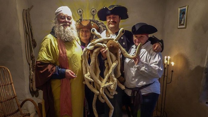 Pastafariáni s lietajúcim špagetovým monštrom.