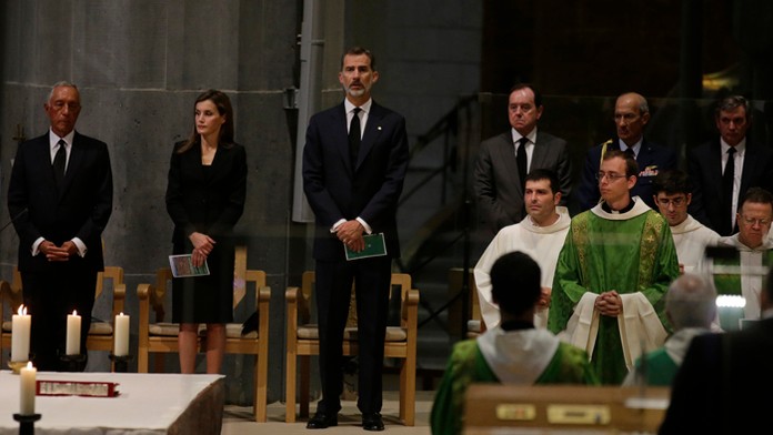 Španielsky kráľ Filip na spomienkovom obrade za obete útokov v barcelonskej Sagrada Familia.