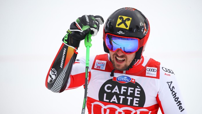 Alpský lyžiar Marcel Hirscher oslavuje triumf v obrovskom slalome v Alta Badii.