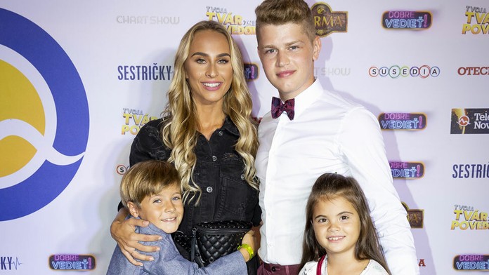 Lucia Mokráňová s hercami zo seriálu Oteckovia