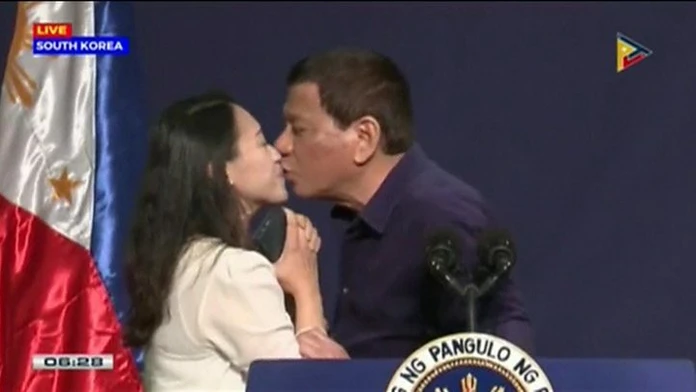Filipínsky prezident Rodrigo Duterte pobozkal mladú ženu počas prejavu