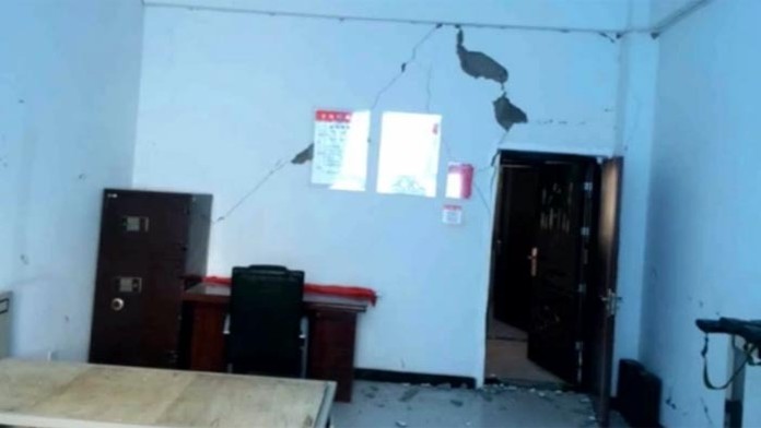 Čínu zasiahlo zemetrasenie.