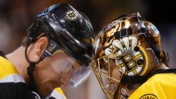 Hráči Bruins - vľavo Jimmy Hayes, vpravo brankár Tuukka Rask.