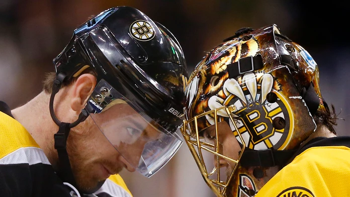 Hráči Bruins - vľavo Jimmy Hayes, vpravo brankár Tuukka Rask.