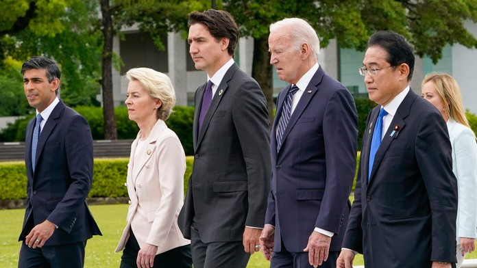 Na snímke Ursula von der Leyen, Justin Trudeau, Joe Biden, Fumio Kishida pred summitom G7.
