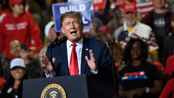 Brankár Pittsburghu Matt Murray v dueli proti Philadelphii.