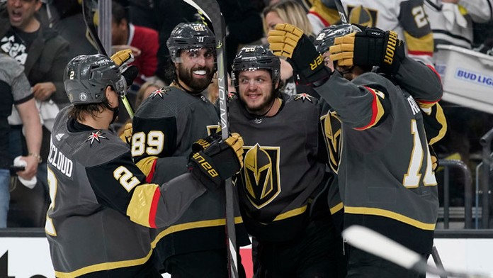 Hokejisti Vegasu Golden Knights  sa tešia po strelení gólu.
