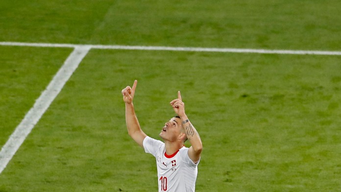 Švajčiarsky hráč Granit Xhaka oslavuje svoj gól