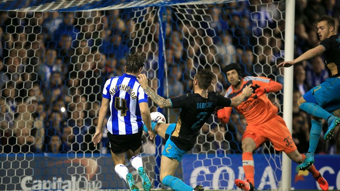 Sam Hutchinson (vľavo) z 2. ligového Sheffield Wednesday strieľa gól Petrovi Čechovi (Arsenal) v osemfinále Ligového pohára.