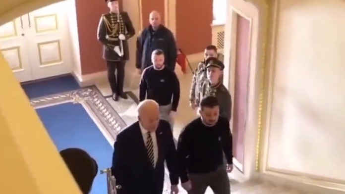 Používa Zelenskyj dvojníka? Zábery z poľskej televízie zmiatli fanúšikov konšpiračných teórií