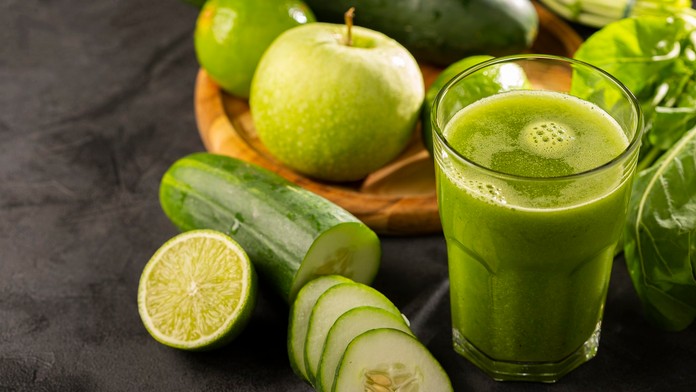 zelenina - uhorka a ovocie - jablko a zelená šťava v pohári 