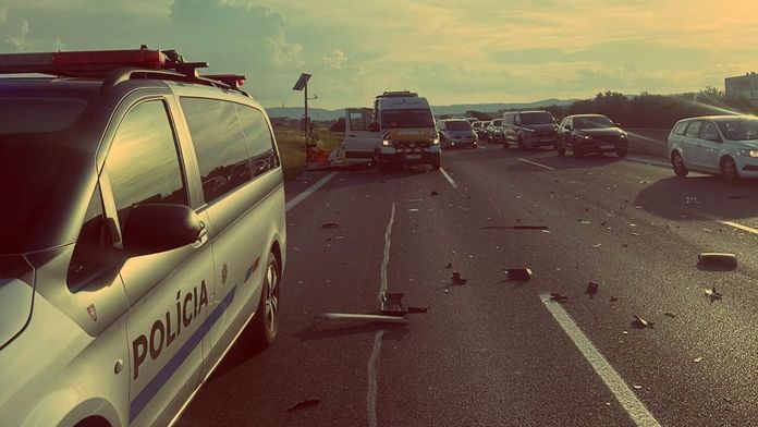 Vážna nehoda na D1. Nákladiak vrazil do auta diaľničnej patroly, jeden pracovník má ťažké zranenia