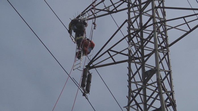 Staré a ťažké keramické izolátory vymieňajú za nové gumené. 
