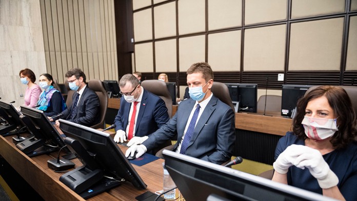 Členovia vlády - Veronika Remišová, Mária Kolíková, Štefan Holý, Milan Krajniak, Andrej Doležal a Natália Milanová.