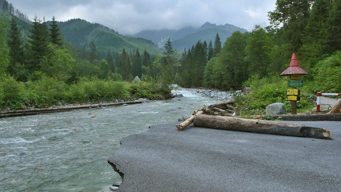 Zničená cesta a strhnutý most po povodni na riečke Javorinka v Javorovej doline.