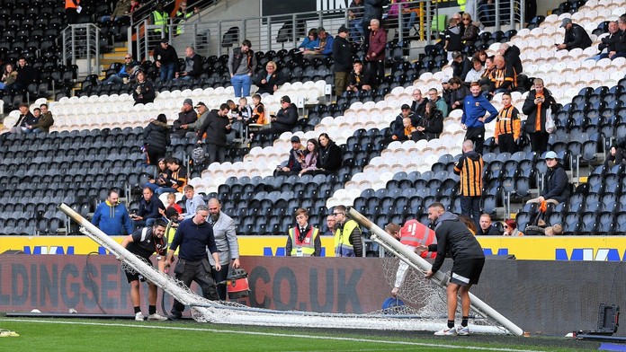 VIDEO: Štart zápasu druhej anglickej ligy museli posunúť. Rozhodcovia upozornili na priveľké bránky