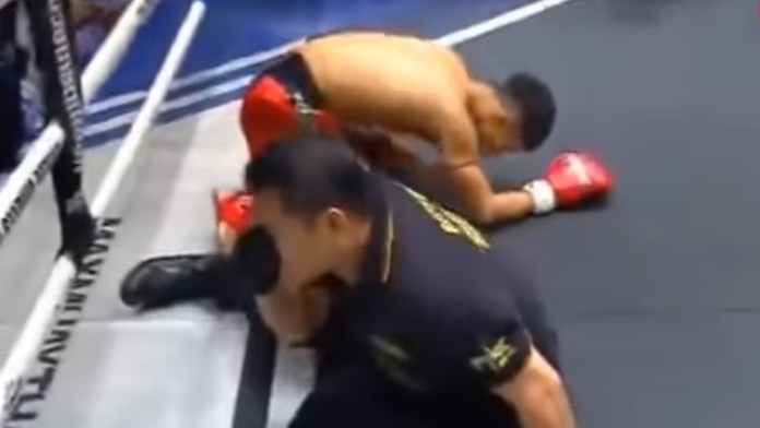 Na zemi skončil aj rozhodca.