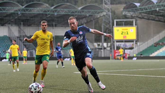 Žena čaká na test na ochorenie COVID-19 v Prahe.