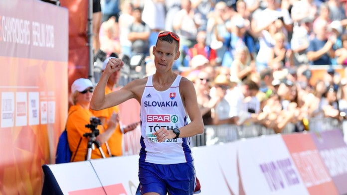 Matej Tóth sa teší zo striebornej medaily v chôdzi mužov na 50 km na ME v atletike v Berlíne.