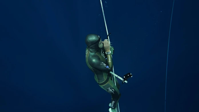 VIDEO: Slovenský freediver Martin Ruman vytvoril nový rekord. Na jeden nádych sa ponoril do hĺbky 114 metrov