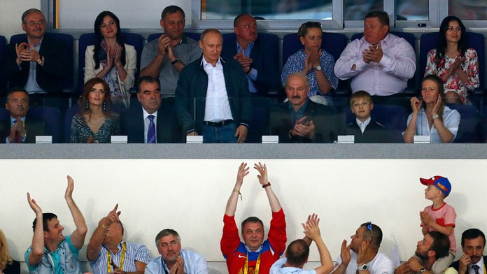 Finále MS v Minsku si nenechal ujsť ani ruský prezident Vladimír Putin (stojaci v strede) a bieloruský prezident Alexander Lukaš