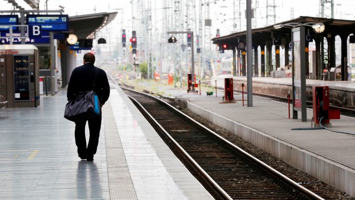 Víchrica komplikuje dopravu. V Banskej Bystrici spadol strom na trolejové vedenie, rušili niektoré vlaky