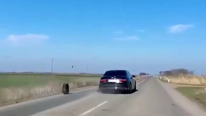 VIDEO: Limuzíne so srbským prezidentom odpadla vo veľkej rýchlosti pneumatika. Expert upozornil na zvláštne okolnosti