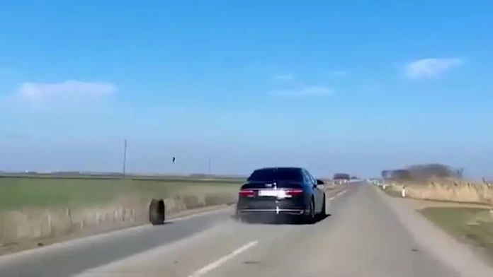 VIDEO: Limuzíne so srbským prezidentom odpadla vo veľkej rýchlosti pneumatika. Expert upozornil na zvláštne okolnosti