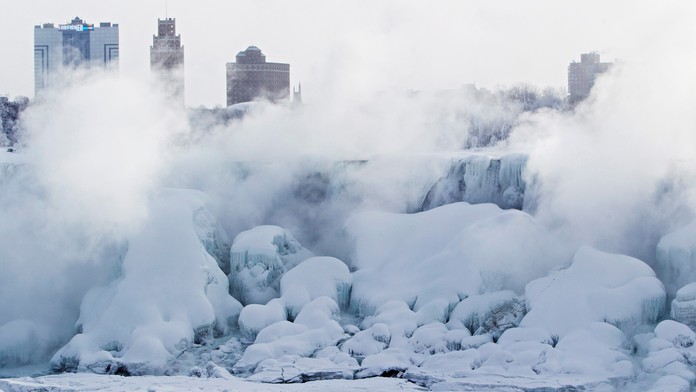 Niagarské vodopády sa premenili na masívne cencúle.