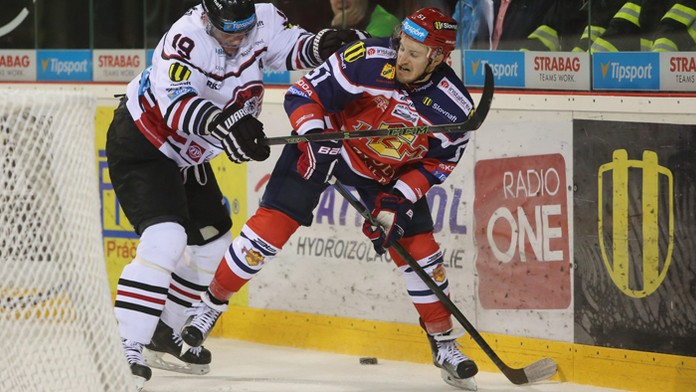 Zľava Milan Kytnár (Banská Bystrica) a Juraj Jurík (Zvolen) v derby.