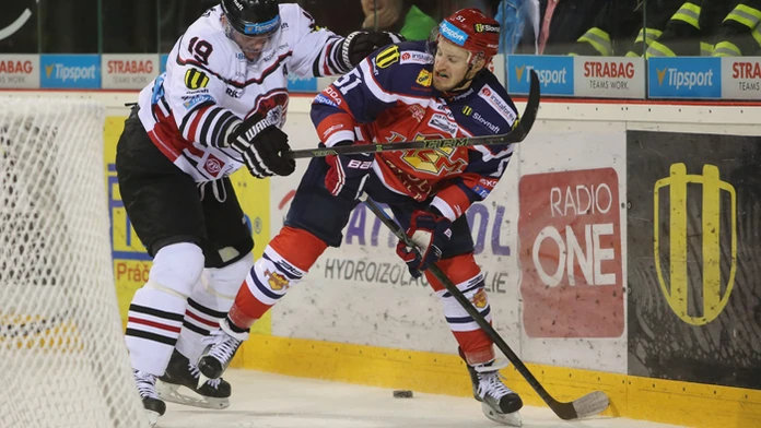 Zľava Milan Kytnár (Banská Bystrica) a Juraj Jurík (Zvolen) v derby.