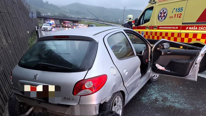 FOTO: Pri hromadnej nehode piatich áut na Kysuciach sa zranilo sedem ľudí
