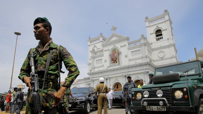 Vojak hliadkuje pred kostolom v St. Anthony's Shrine na Srí Lanke po výbuchu.