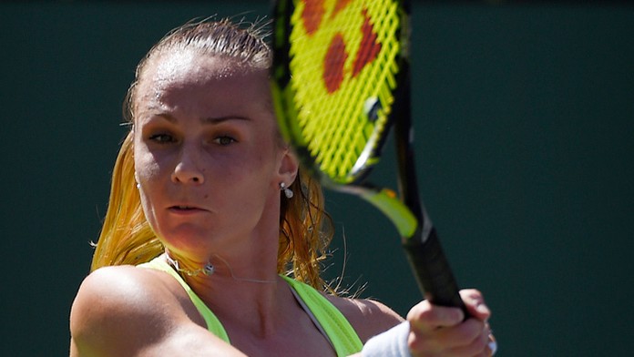 Na snímke slovenská tenistka Magdaléna Rybáriková odvracia loptičku v zápase so Švajčiarkou Belindou Bencicovou.