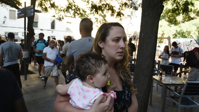 Ľudia v panike utekajú z miesta teroristického útoku.