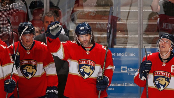 Jaromír Jágr ďakuje priaznivcom po tom, čo dosiahol 1888. bod v NHL a dostal sa na druhé miesto (archívna snímka) v tejto štatis