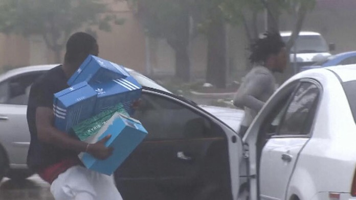 Ozbrojenci rabujú vyprázdnené domy i obchody