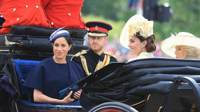 Meghan a Harry v sprievode.