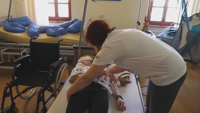 Pod Šarišským hradom horí les.