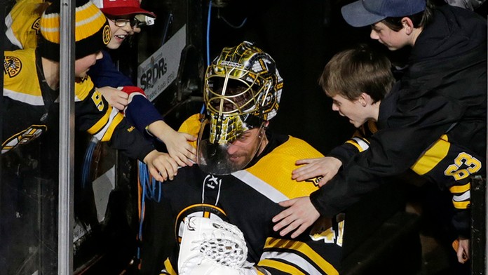 Jaroslav Halák z Bostonu v dueli proti Anaheimu.