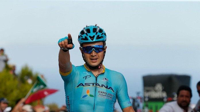 Alexej Lucenko oslavuje svoje víťazstvo v 5. etape na Vuelte.