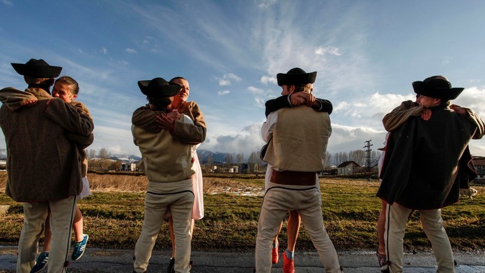 Z veľkonočnej oblievačky a šibačky členov a členiek Folklórneho súboru Váh v Liptovskom Mikuláši.