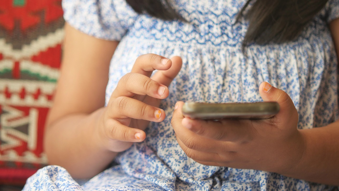 Dievča s telefónom